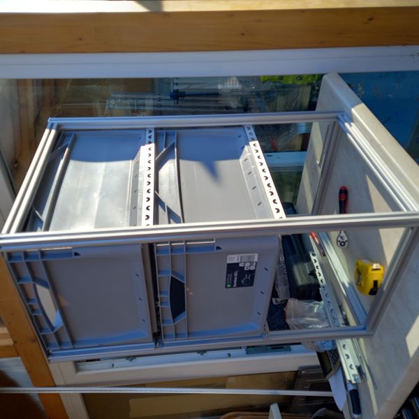 alumínium profilokból tároló a lakóautóba