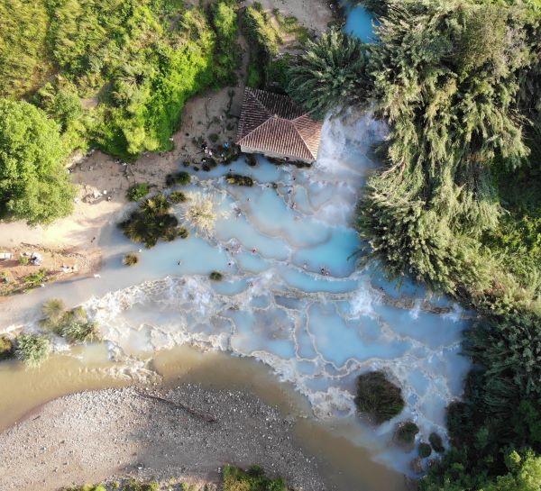 Cascate del Mulino vízesés madártávlatból, ingyenes toszkán fürdő Saturniában, Olaszország