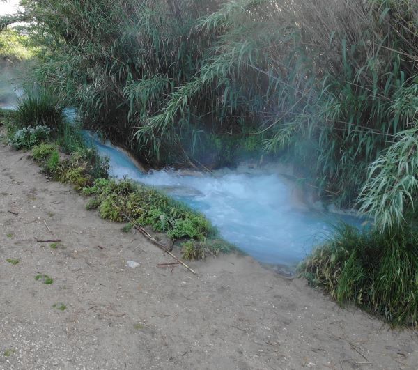 Meleg vizű termál patak Saturniában, Olaszország