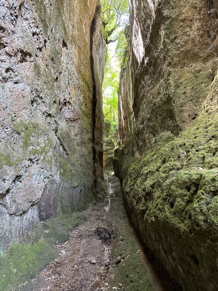 Via Cava San SebastianoVia Cava San Sebastiano Citta del Tufo Régészeti park mellett Toszkána, Olaszország