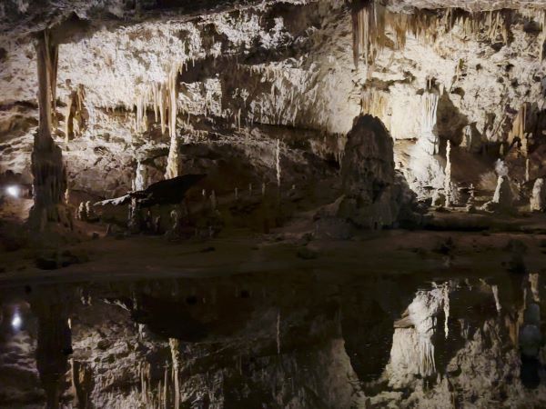 Punkva barlang a Morva karszton Csehországban, cseppkövek tükröződnek a víz felszínén