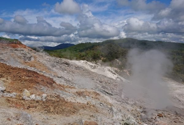 Biancane Geotermikus Természeti Park Sasso Pisano és Monterotondo Marittimo közt, Olaszországban, kiégett gőzölgő táj