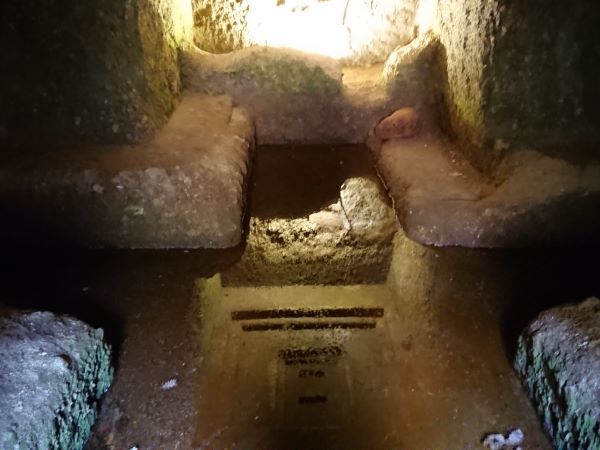 Vizes etruszk sírkamra a Citta del Tufo Régészeti parkban Toszkána