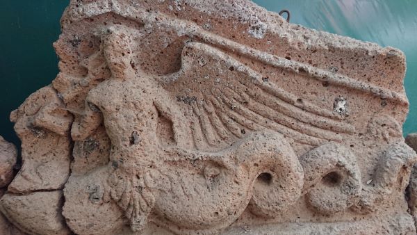 Etruszk síremlék a Citta del Tufo Régészeti parkban Toszkána