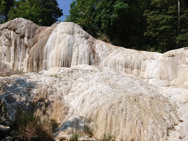 Bagni San Filippo Fehér Bálna, ingyenes termálfürdő sódombja Toszkánában