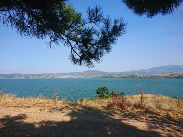 elhagyatott kemping Görögországban a Vegoritida tó partján