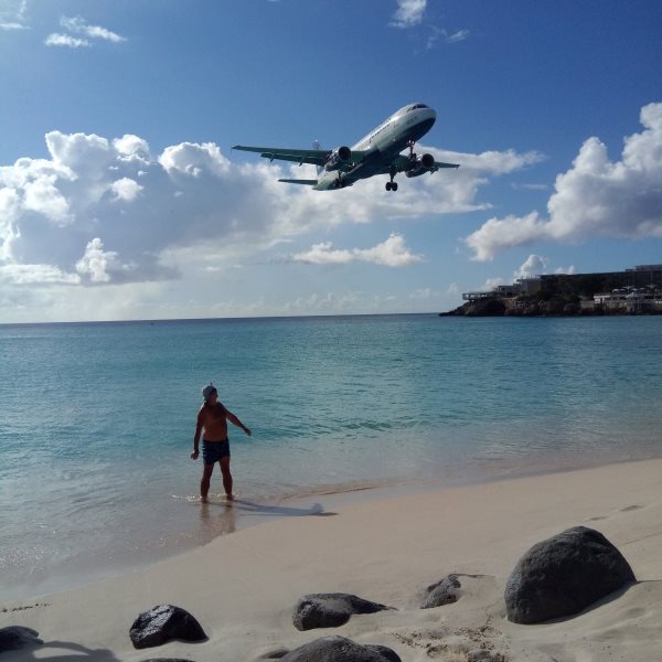 Maho Beach Sint Maarten, ahol a reptér közvetlenül a tengerparton egy strand mellett van