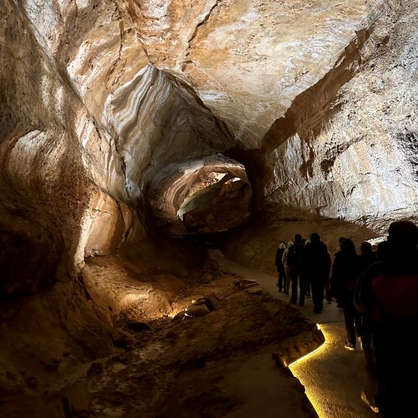 Dachstein-Krippenstein Mamut barlang, fehér és vörös dachsteini mészkővel, Ausztria