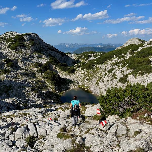 Tó a Dachstein Krippenstein karsztfennsíkján, Ausztria