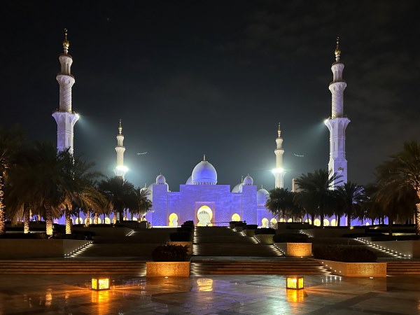 Sheikh Zayed Grand Mosque éjszakai fényben ,Abu Dhabiban