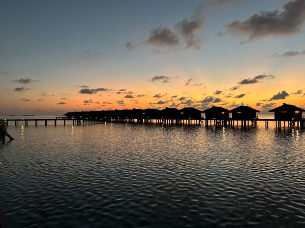 naplemente a vizivilláknál Medhufushi resort sziget, Maldív-szigetek