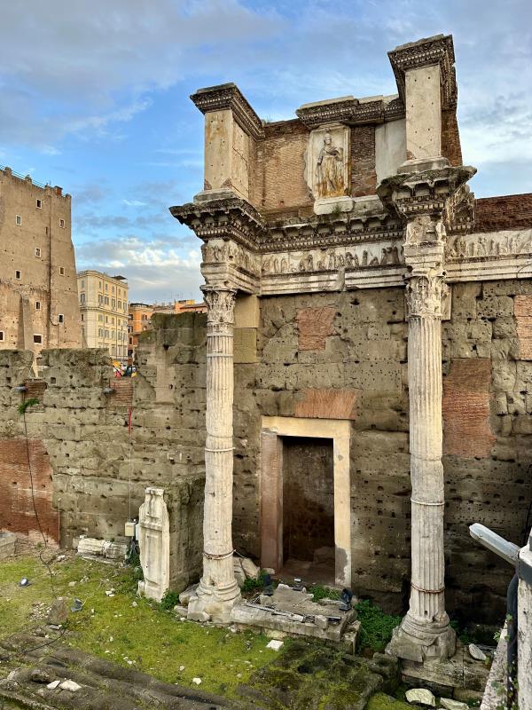 Colonnacce - jó állapotban megmaradt díszített oszlopok és domborművek a Foro di Nerva területén, Róma, Olaszország