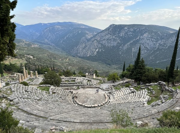 Kilátás a színház romjaira, a Parnasszosz hegyoldalában, Delphoi Régészeti Park, Görögország