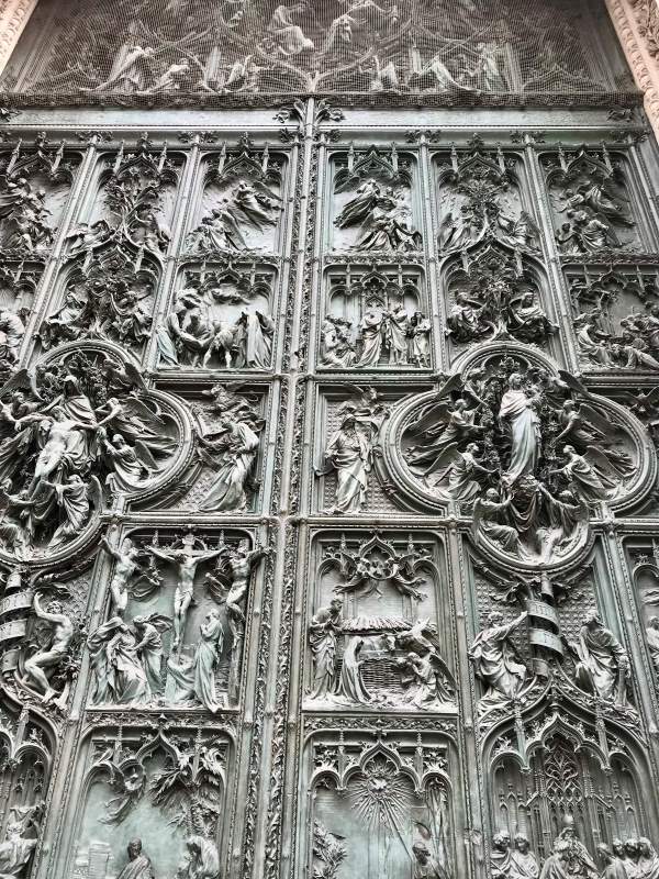 Milánói Dóm hatalmas bronz ajtó, Olaszország