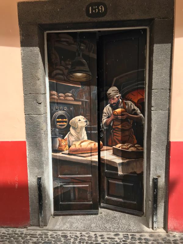 Egy szép festett ajtó a Rua de Santa Maria-n, Funchal, Madeira, Portugália