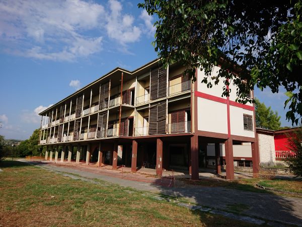 Arta várában 1970-es évekbeli szálloda rom..., Görögország