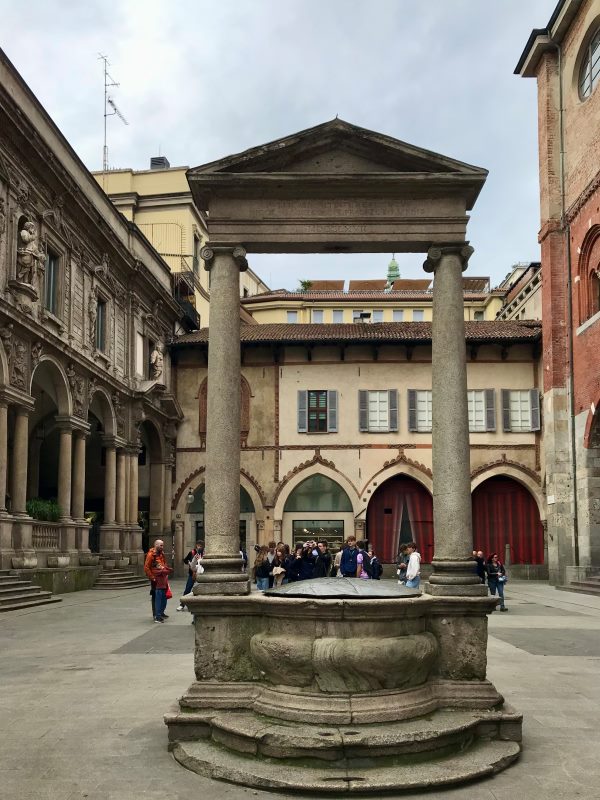 Piazza Mercantinál (kereskedők tere), Milánó középkori városközpontja, Olaszország