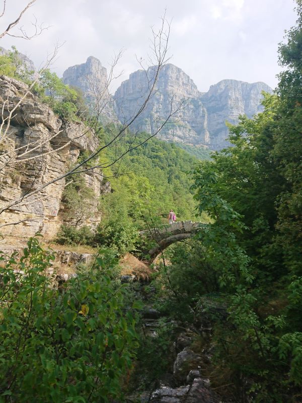 az 1850-ben épült Lakkos kőhídat, amely a Mikro és Megalo Papingo-t köti össze, Görögország