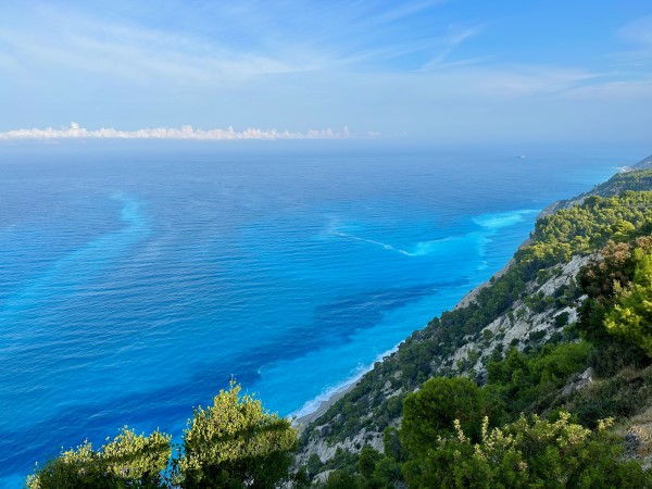 kék színű tenger ezer árnyalata Lefkádán, Görögország