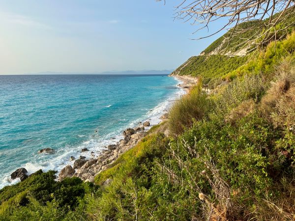 Lefkáda egyik kék vizű strandjai Agios Nikitas mellett, a Deck beachside cafe-nál, Göeögország