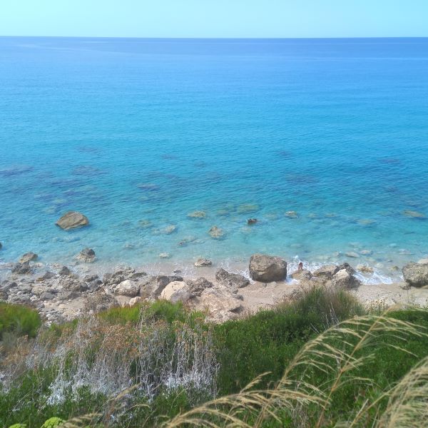 Lefkáda egyik kék vizű strandjai Agios Nikitas mellett, a Deck beachside cafe-nál, Göeögország