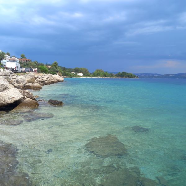 türkizkék tenger esőben, Nikiána mellett, Lefkáda, Görögország