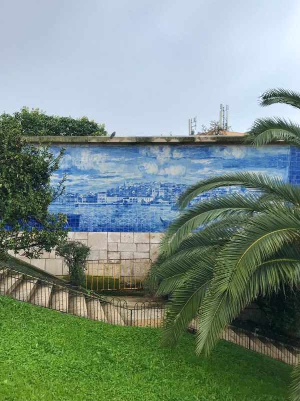 Hatalmas kék csempés fal az Azulejos Com Navios