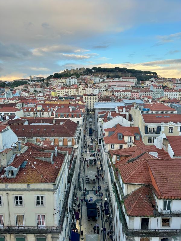 kilátás Lisszabonra a Santa Justa felvonó tetejéről