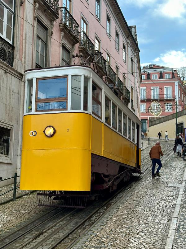  Elevador da Glória (Gloria Funicular) régi sikló Lisszabon, Portugália