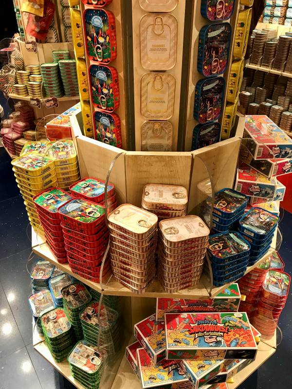 színes konzerv szardíniák, Lisszabon, Portugália