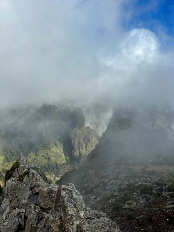 Pico do Areeiro csúcsai felhőkben, Madeira-szigetek