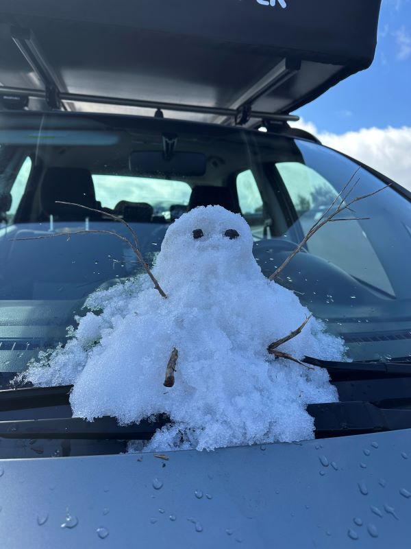 jégember a szélvédőn Madeira 2025 márciusában, Portugália