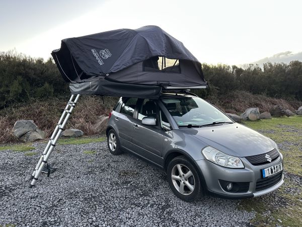 Tetősátras autóval a Fanal erdő mellett éjszakáztunk Madeirán, Portugália