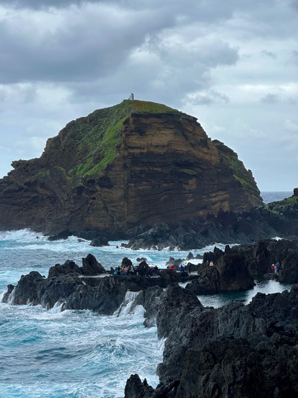 Porto Moniz természetes medencéi rossz időben Madeirán, Portugália