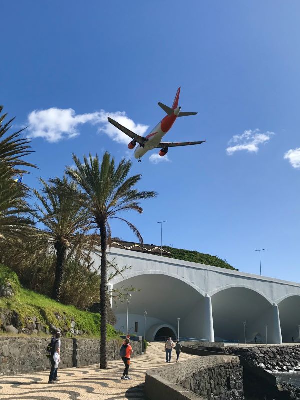 Madeira repterére leszálló gép Santa Cruz felett, Portugália