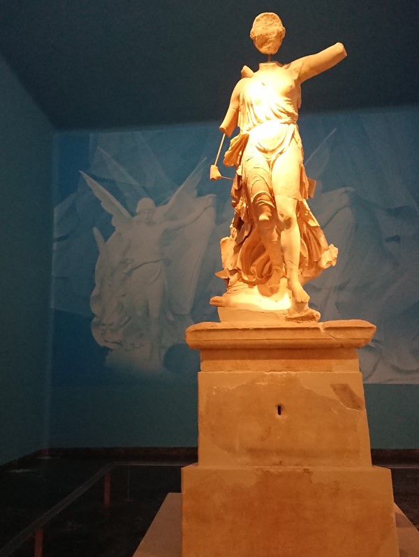 Niké - Győzelem istennőjének szobra az Ókori Olimpiai Parkban, Görögország