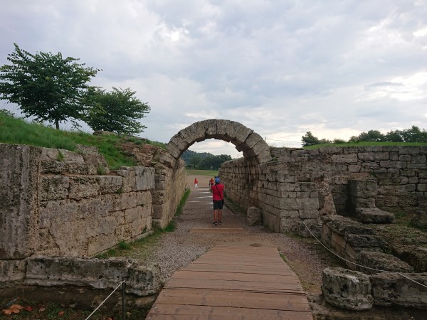 Ókori stadion bejárata az Ókori Olimpiai Parkban, Görögország