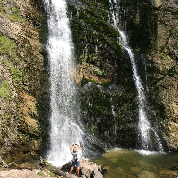 37 méter magas vízesés tövében eltörpül az ember, Palfau, Ausztria