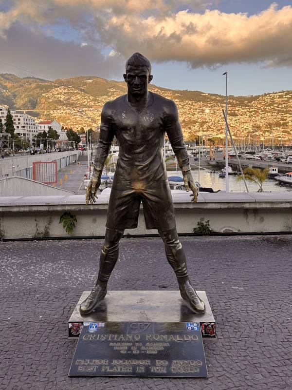 Cristiano Ronaldo szobra a róla elnevezett múzeum (CR7)  előtt Funchal, Madeira, Portugália