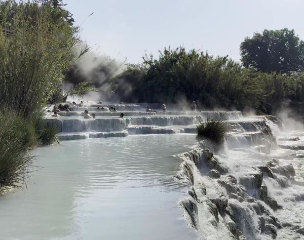 Cascate del Mulino vízesés madártávlatból, ingyenes toszkán fürdő Saturniában, Olaszország