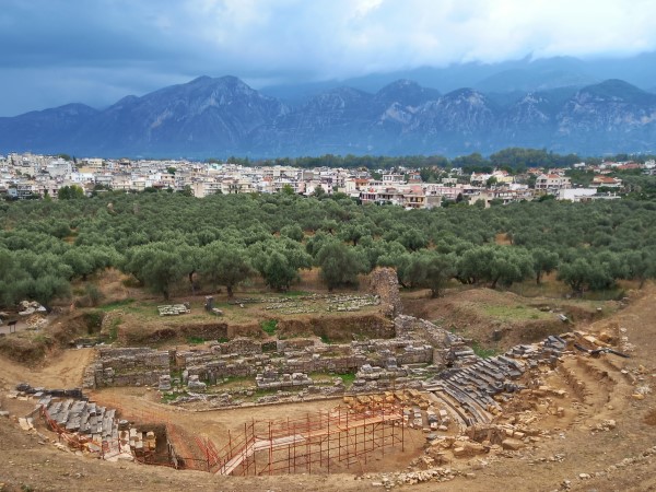 Kilátás a Tajgetoszra és az ókori spárta színház romjaira, Spártai Régészeti Park, Görögország
