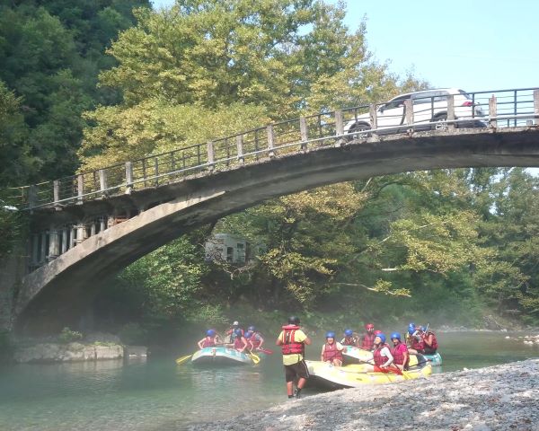 Aristidi híd, Voidomatis folyón raftingolókkal Görögország