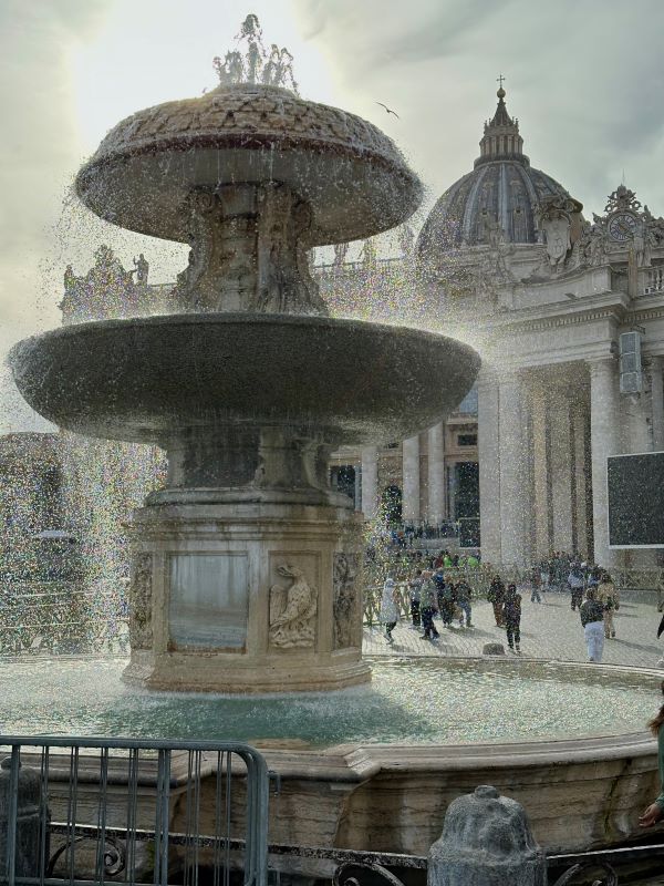 Szent Péter tér egyik szökőkútja háttérben a Szent Péter-bazilikával
