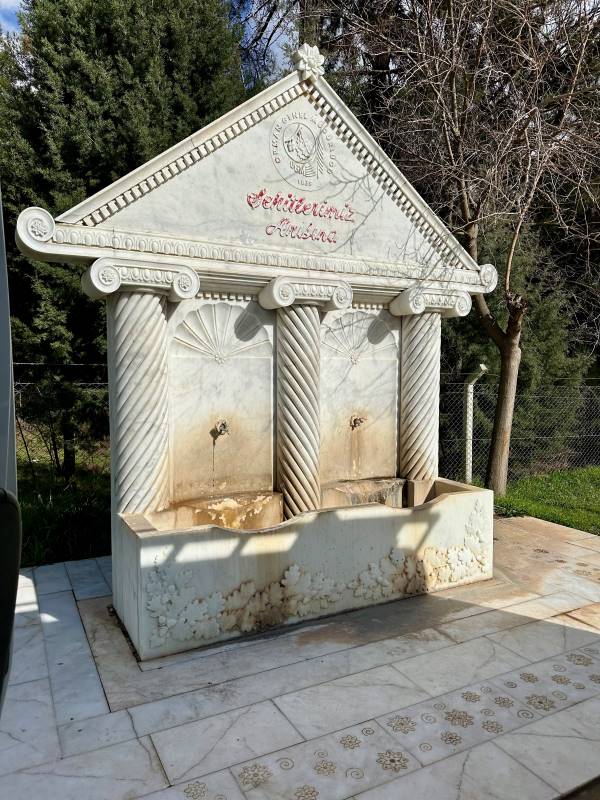 fehér márvány ívóvízkút Törökországban