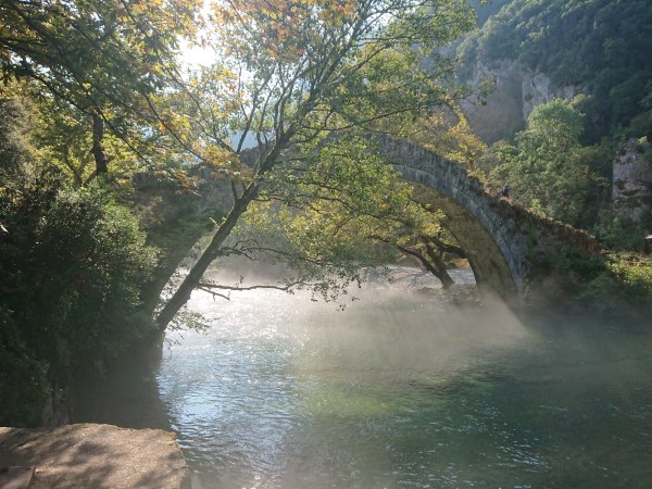 Voidomatis (Klidonia) kőhíd, ami a Voidomatis folyón ível át , regeli párában, Görögország